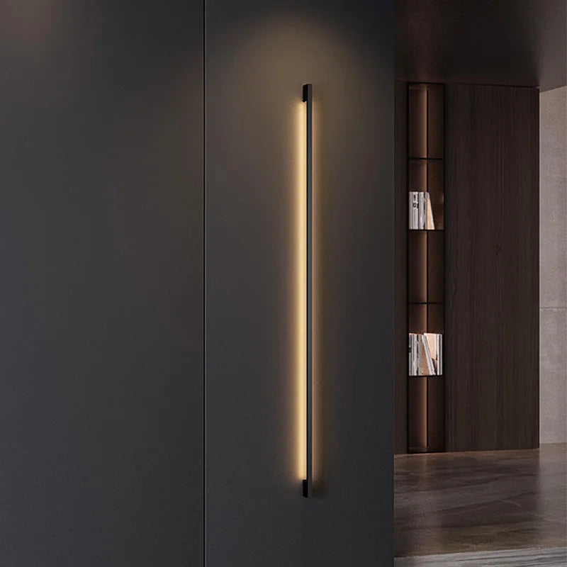 Applique murale noire dans un couloir moderne