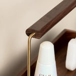 caisse cosmétiques bois foncé rangement maquillage minimaliste poignée dorée lotion bouteille panier naturel