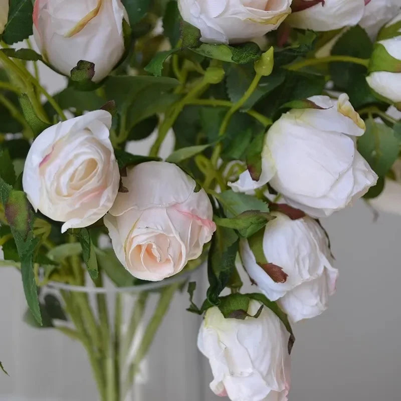 décoration intérieure bouquet roses artificielles soie transparente vase moderne blanc roseclair rosefoncé table maison