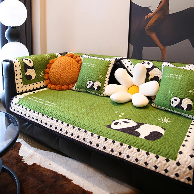 Coussin décoratif vert avec des motifs de pandas et de fleurs, créant une ambiance ludique et accueillante dans la pièce.