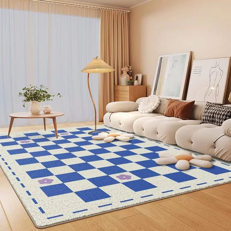 Le salon confortable et lumineux avec un tapis à motifs carrés bleus et beiges, une lampe au design vintage et des décorations végétales crée une atmosphère chaleureuse et accueillante.