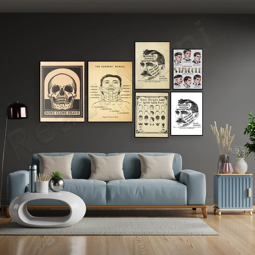 Ce salon de coiffure vintage présente des affiches et des éléments de décoration sur un mur sombre, créant une ambiance rétro et masculine, avec un canapé bleu et des accessoires de style vintage.