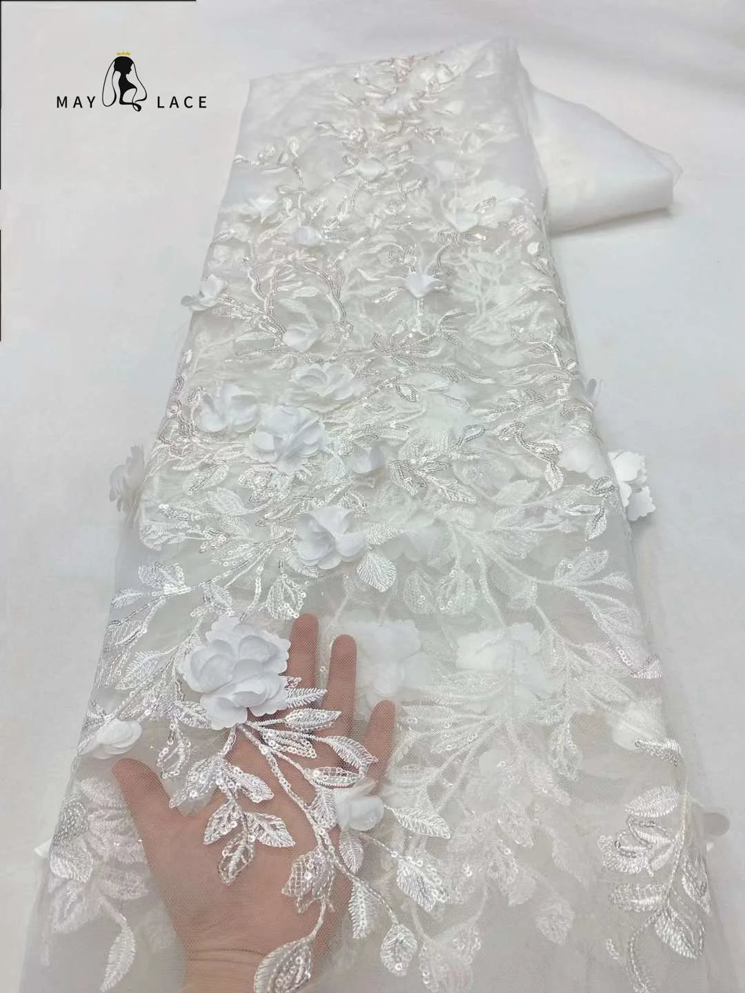 tissu dentelle fleurs reliefs paillettes couleurs vives mariage élégant broderie fine rouge violet rose