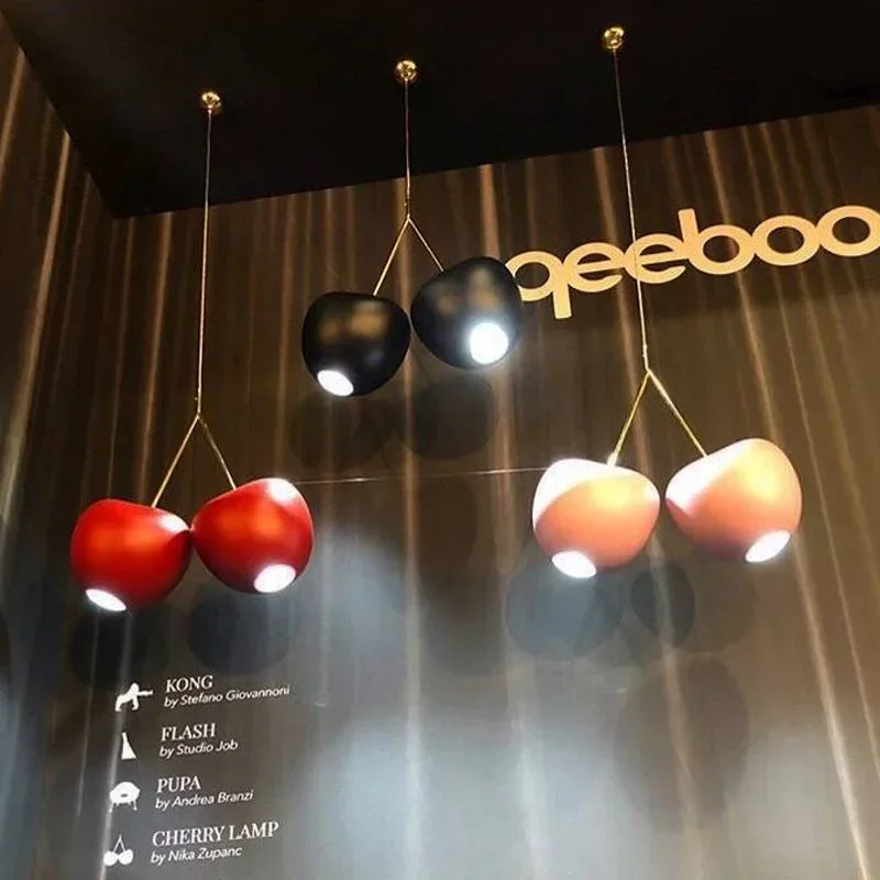 Plafonnier suspendu design italien au-dessus d'une table à manger