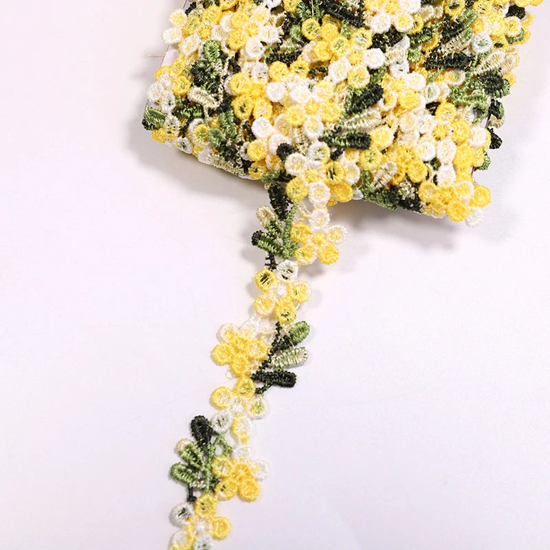 ruban decoratif brode fleurs motifs floraux couleur rouge rose vert blanc jaune solvable eau