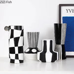 vase céramique noir blanc moderne rayures checkerboard décoration table arrangement fleurs