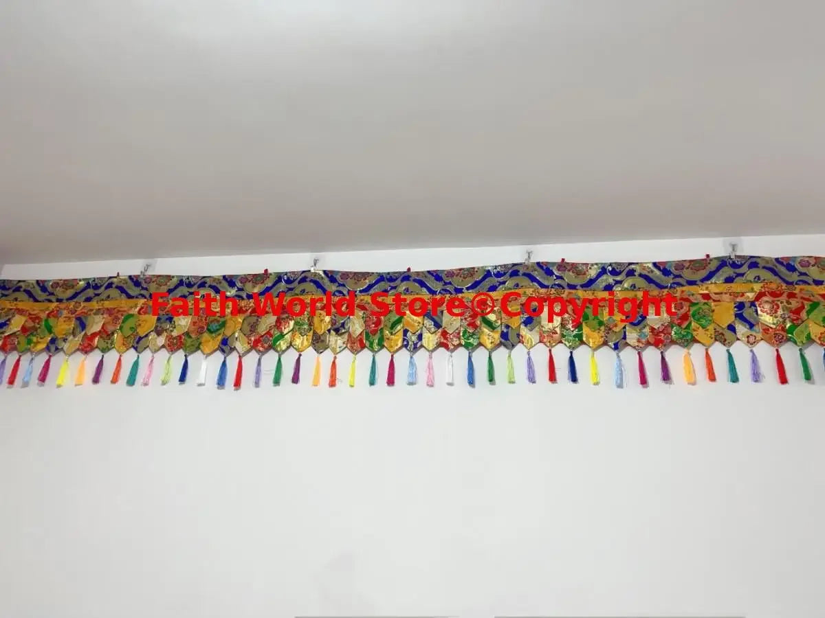 rideau décoration murale textile brodé motifs floraux traditionnels couleurs vives clips métalliques tassels