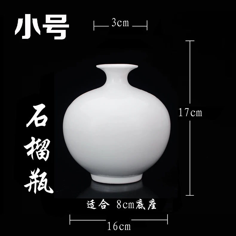 Vase de porcelaine blanc simple et élégant, de forme sphérique avec un col étroit, mesurant 17 cm de hauteur et 16 cm de largeur.