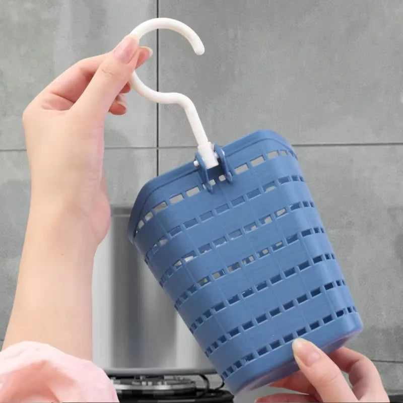 paniers suspendus perforés bleu blanc modernes crochets rangement salle bain cuisine
