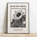 L'image montre un cadre contenant une œuvre d'art représentant un tournesol en noir et blanc, avec le titre "Julie de Graag, Sunflower, 1919".