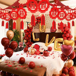 décoration mariage chinois motif double bonheur rouge or papier texturé éléments ajourés pompons rouges