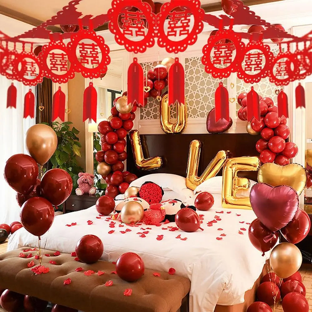 décoration mariage chinois motif double bonheur rouge or papier texturé éléments ajourés pompons rouges