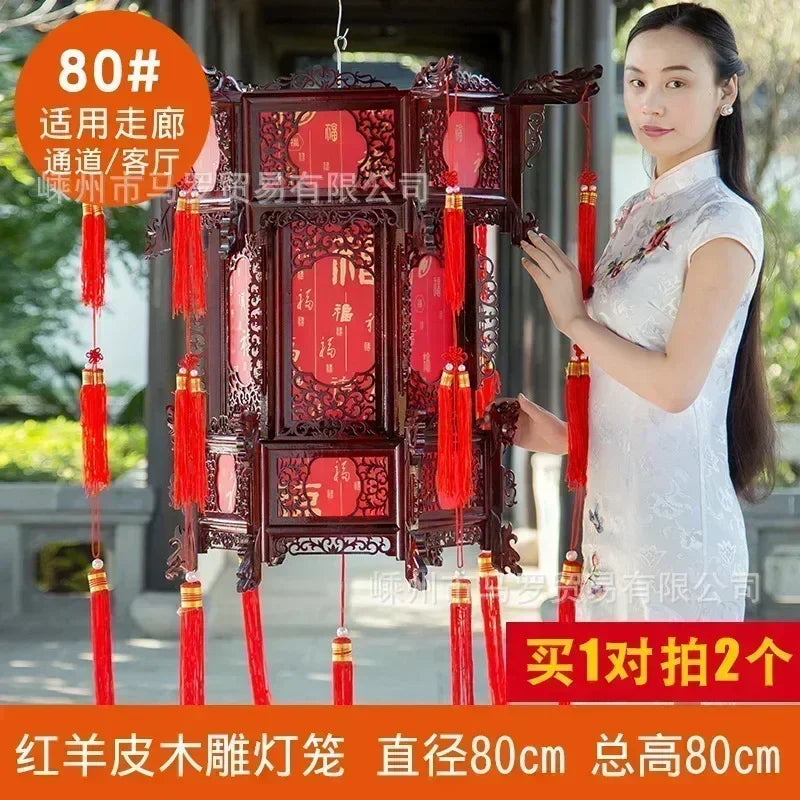 lanterne traditionnelle chinoise bois sculpté rouge décorative pompon fête mariage jardin