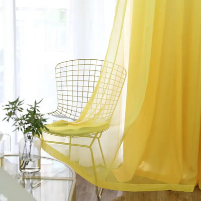 Rideau en voile transparent jaune moderne accroché à une fenêtre