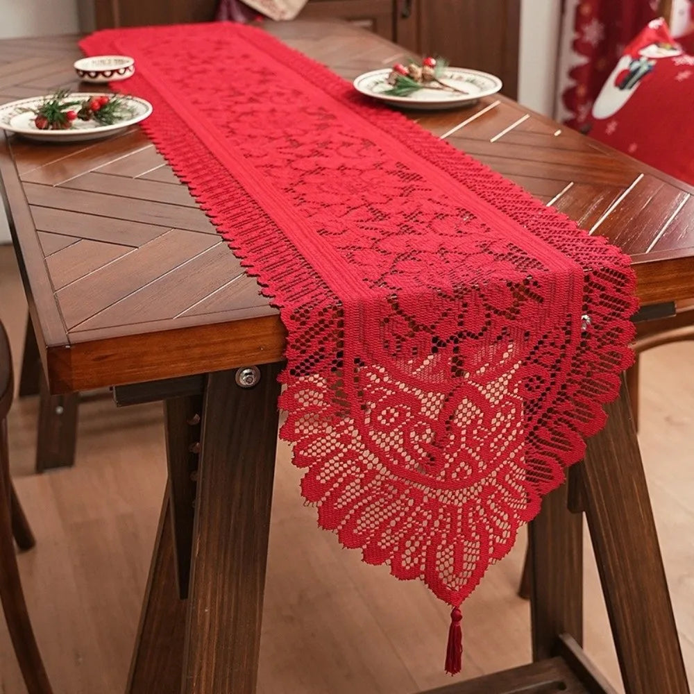 nappe dentelle rouge blanche motifs floraux franges pompons transparent table