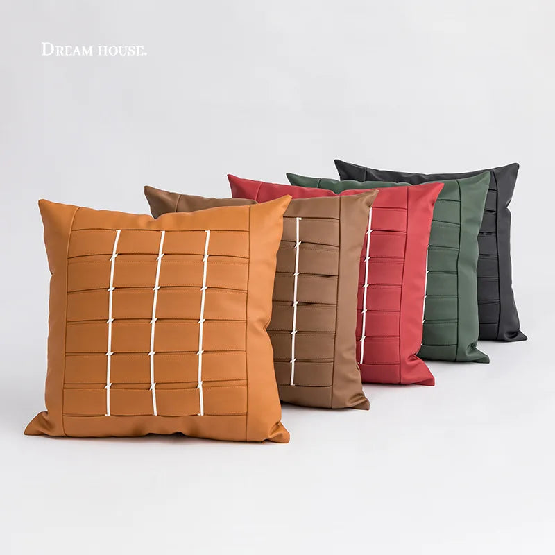 Une variété de coussins décoratifs colorés disposés sur un fond blanc, offrant une palette de teintes vibrantes pour embellir un espace de rêve.