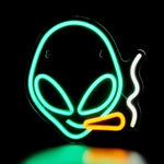 Lampe néon extraterrestre blanche posée sur bureau