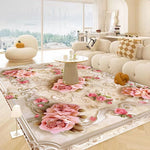 Un tapis floral élégant au centre de ce bel intérieur lumineux, avec des canapés confortables et des éléments décoratifs harmonieux.