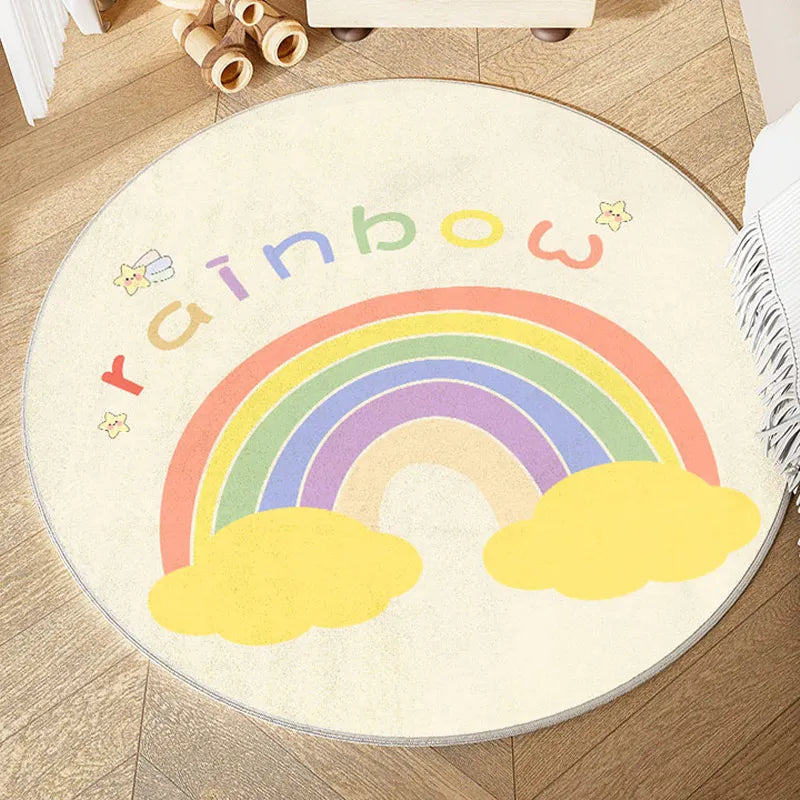 Tapis rond avec arc-en-ciel coloré et motif d'étoiles, créant une atmosphère chaleureuse et accueillante pour une chambre d'enfant.