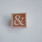 blocs construction bois lettres fleurs tasse chat pompons décor maison mariage