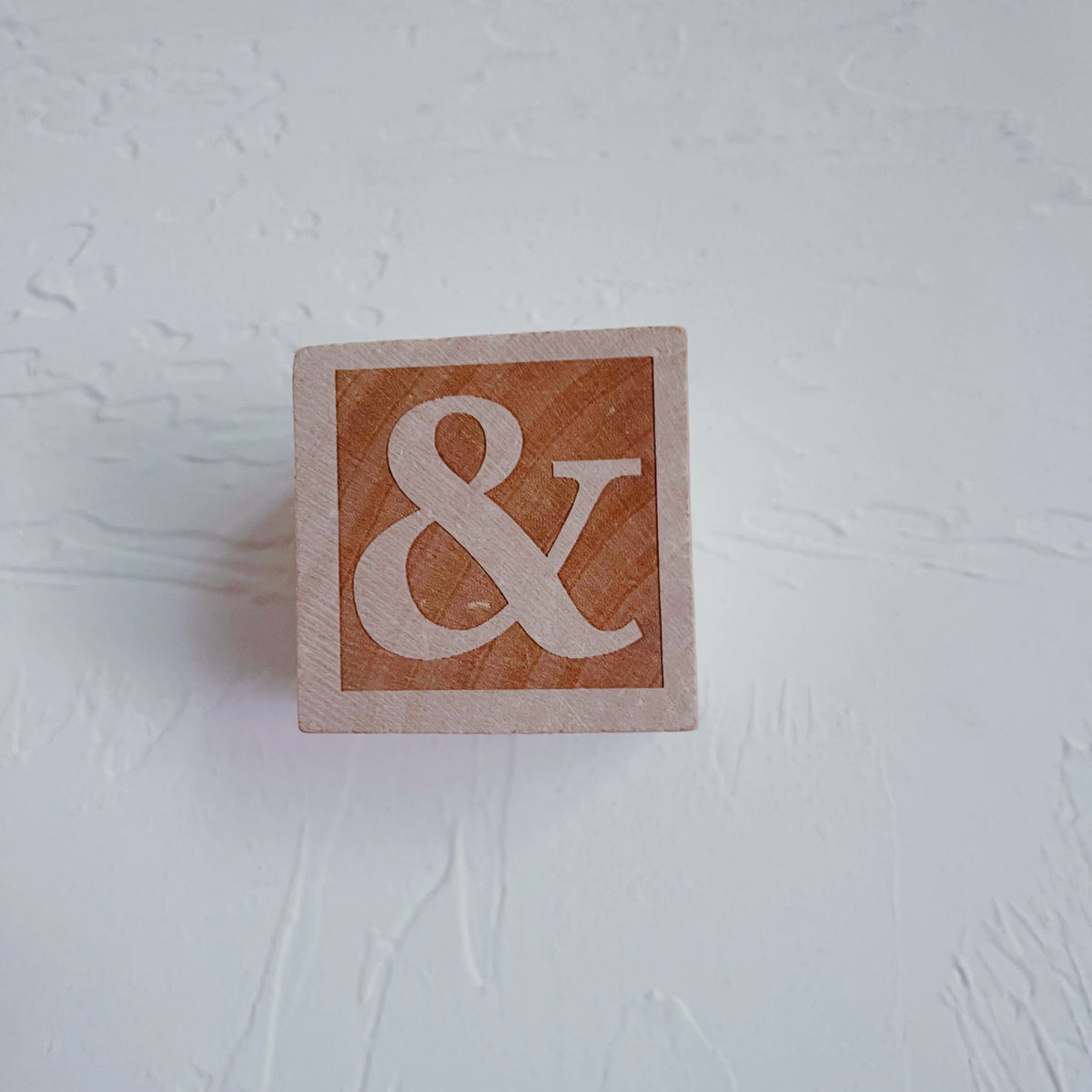 blocs construction bois lettres fleurs tasse chat pompons décor maison mariage
