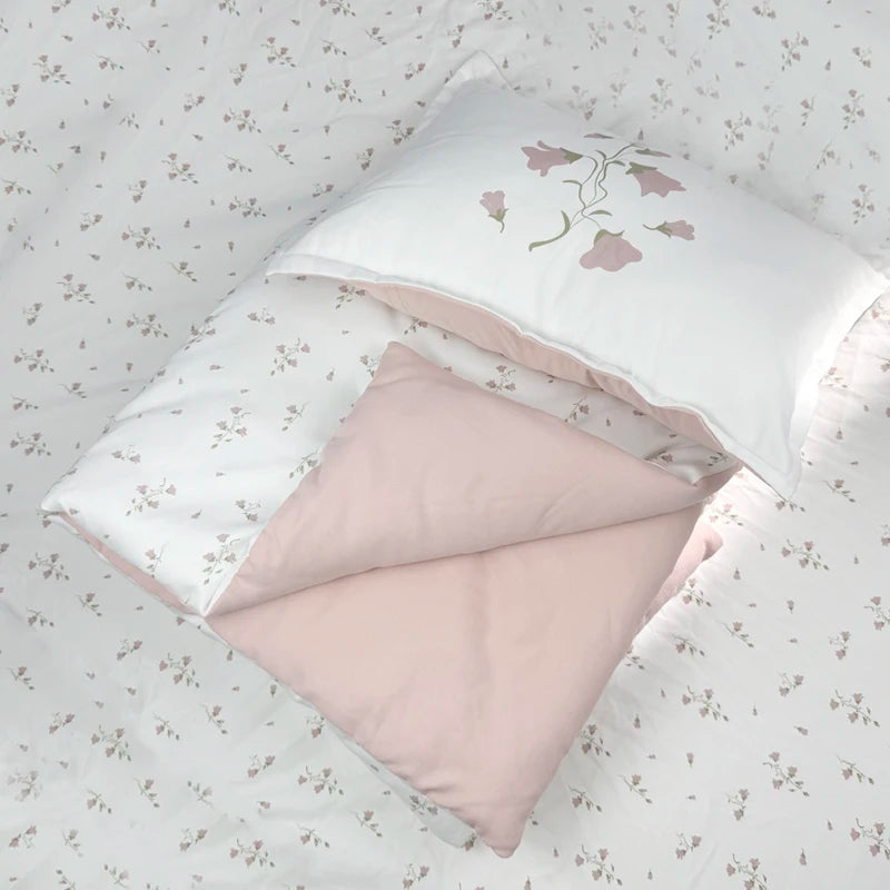 ensemble literie enfant literie bébé blanc rose bleu motifs floraux doux coton