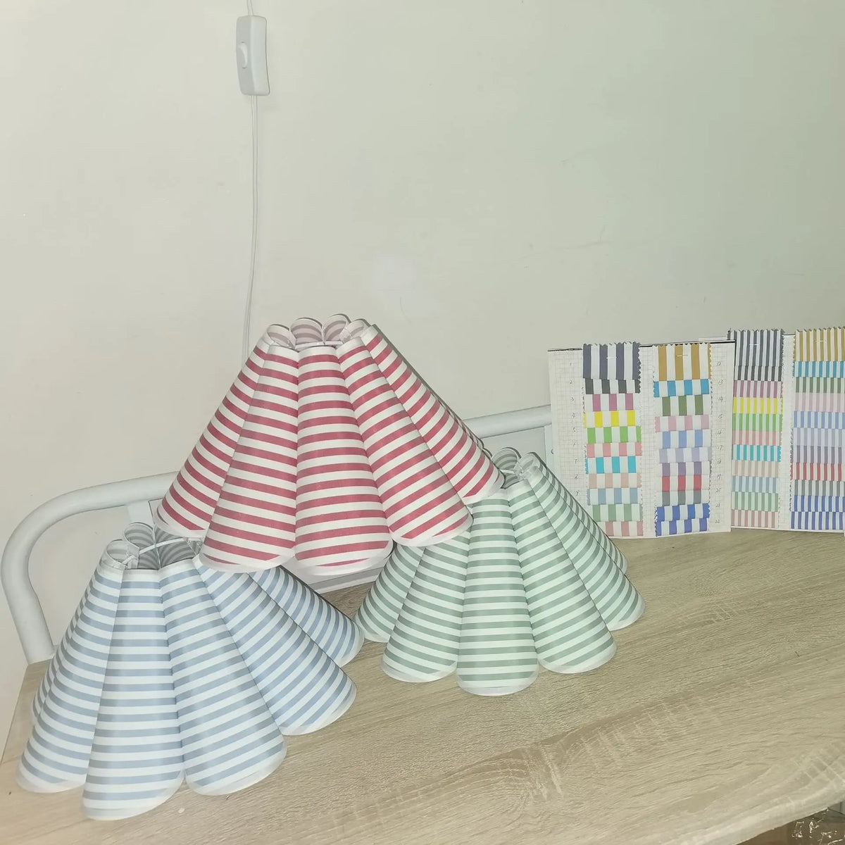 abat jour moderne tissu rayures horizontales blanc noir rose bleu clair suspension led e14