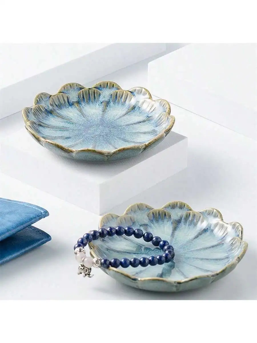 assiettes bijoux rose bleu vert rayures concentriques bordure dorée moderne élégantes rangement exposition