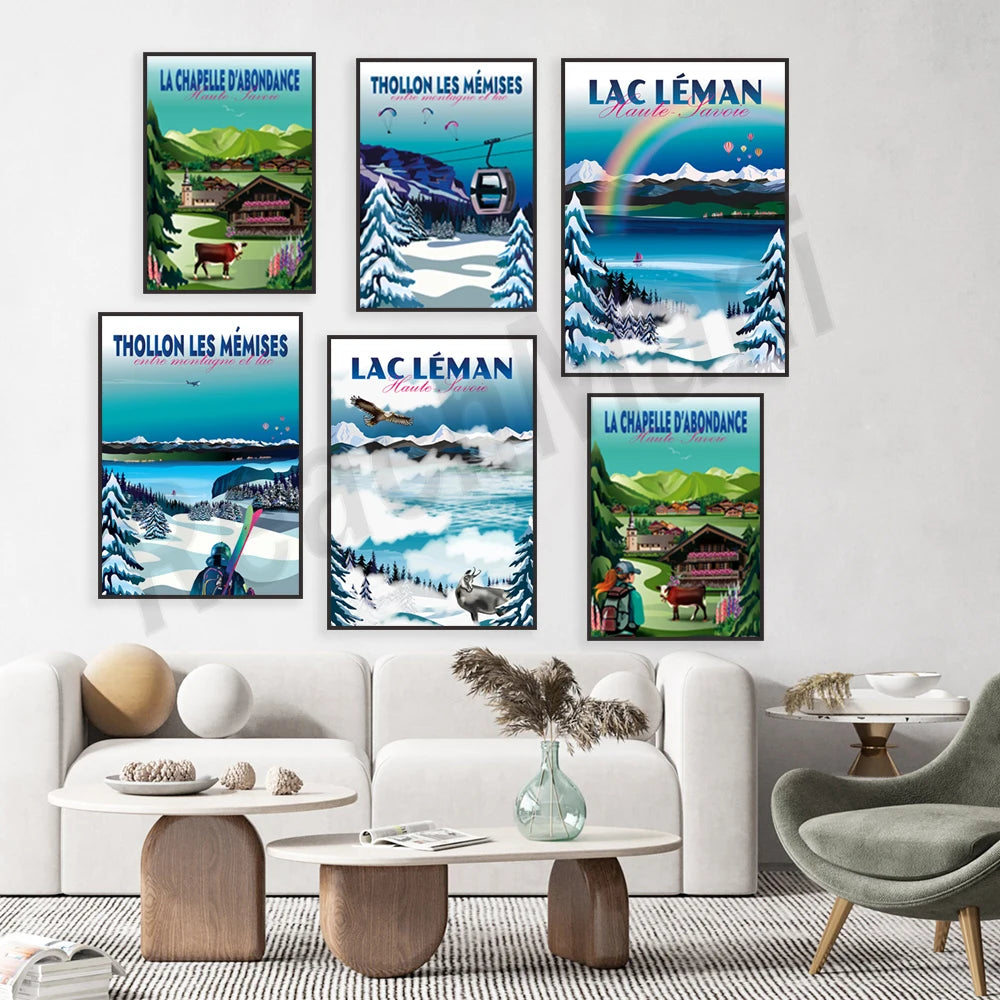 Cette série d'affiches vintage représente des paysages enneigés et des activités hivernales typiques des stations de ski de Haute-Savoie, en France, telles que la Chapelle d'Abondance, Thollon les Mémises et le Lac Léman.