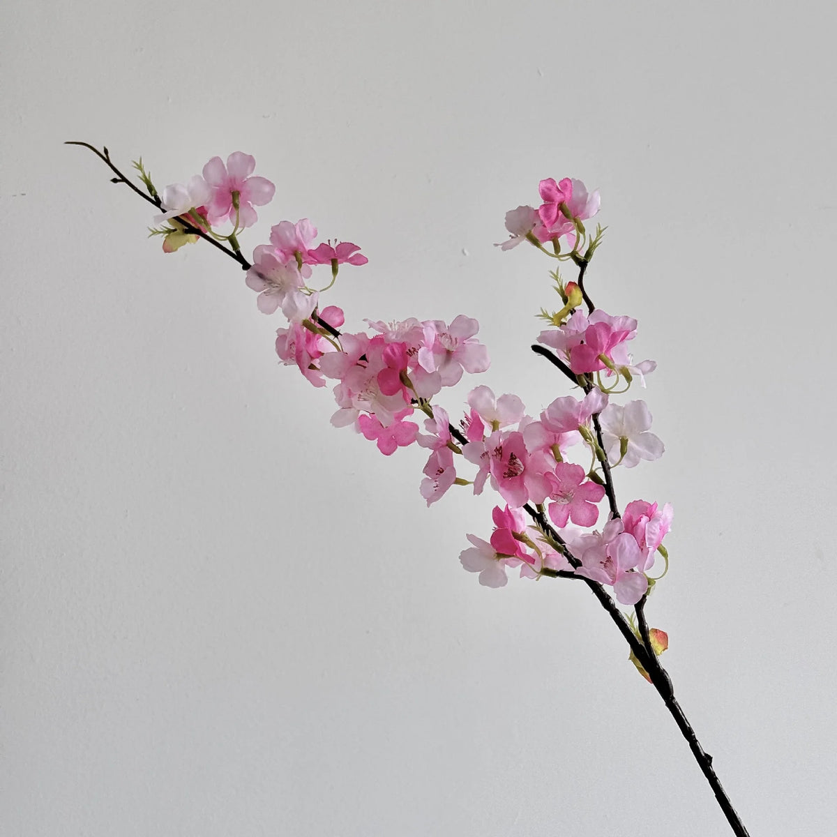 décoration intérieure branche artificielle fleurs cerises rose blanche minimaliste vase salon entrée