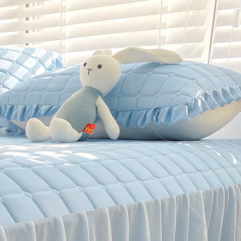 protège matelas bleu clair quilté moderne oreiller tasse jouet lapin