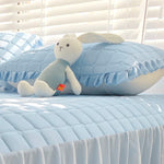 protège matelas bleu clair quilté moderne oreiller tasse jouet lapin