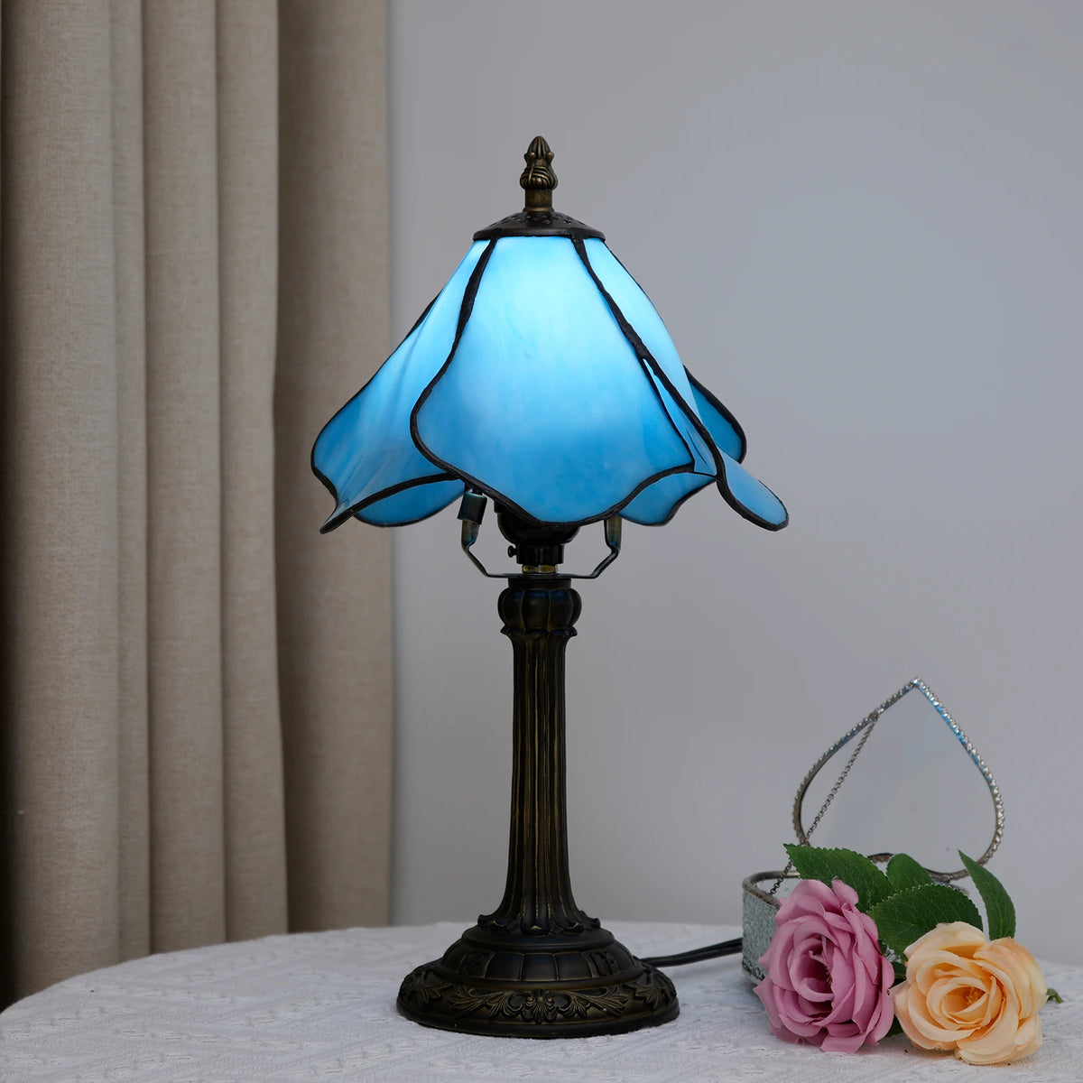 lampe table art nouveau tiffany bleu bronze verre texturé fleurs stylisées moderne