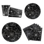 assiettes halloween araignées verres serviettes table noire blanc points brillants toile festive octobre