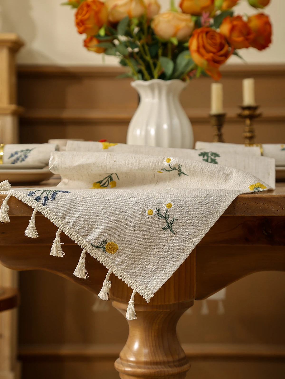 nappe table brodée motifs floraux rustique bohème couleurs chaudes herbes fleurs tissu texturé