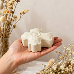 moule gâteau forme trèfle motif floral couvercle ondulé blanc rose pâle gris clair décoration