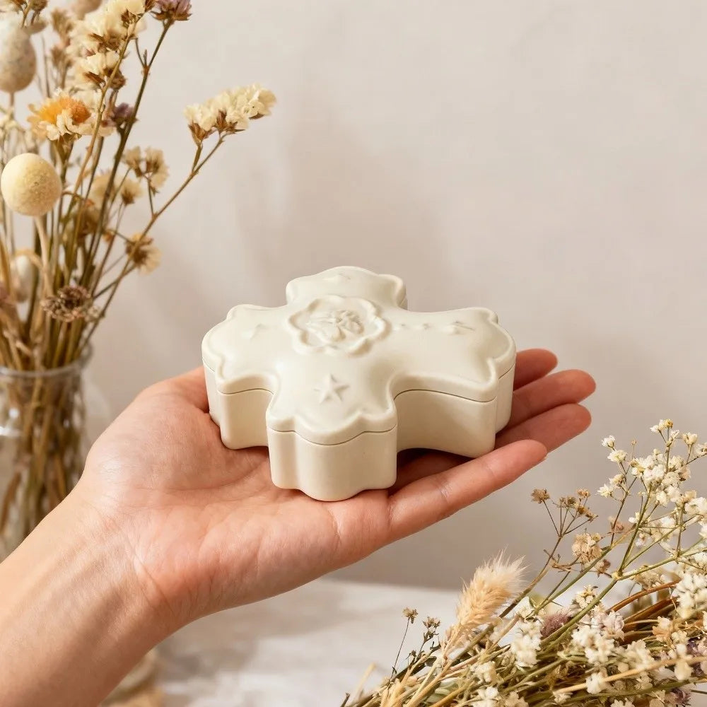 moule gâteau forme trèfle motif floral couvercle ondulé blanc rose pâle gris clair décoration