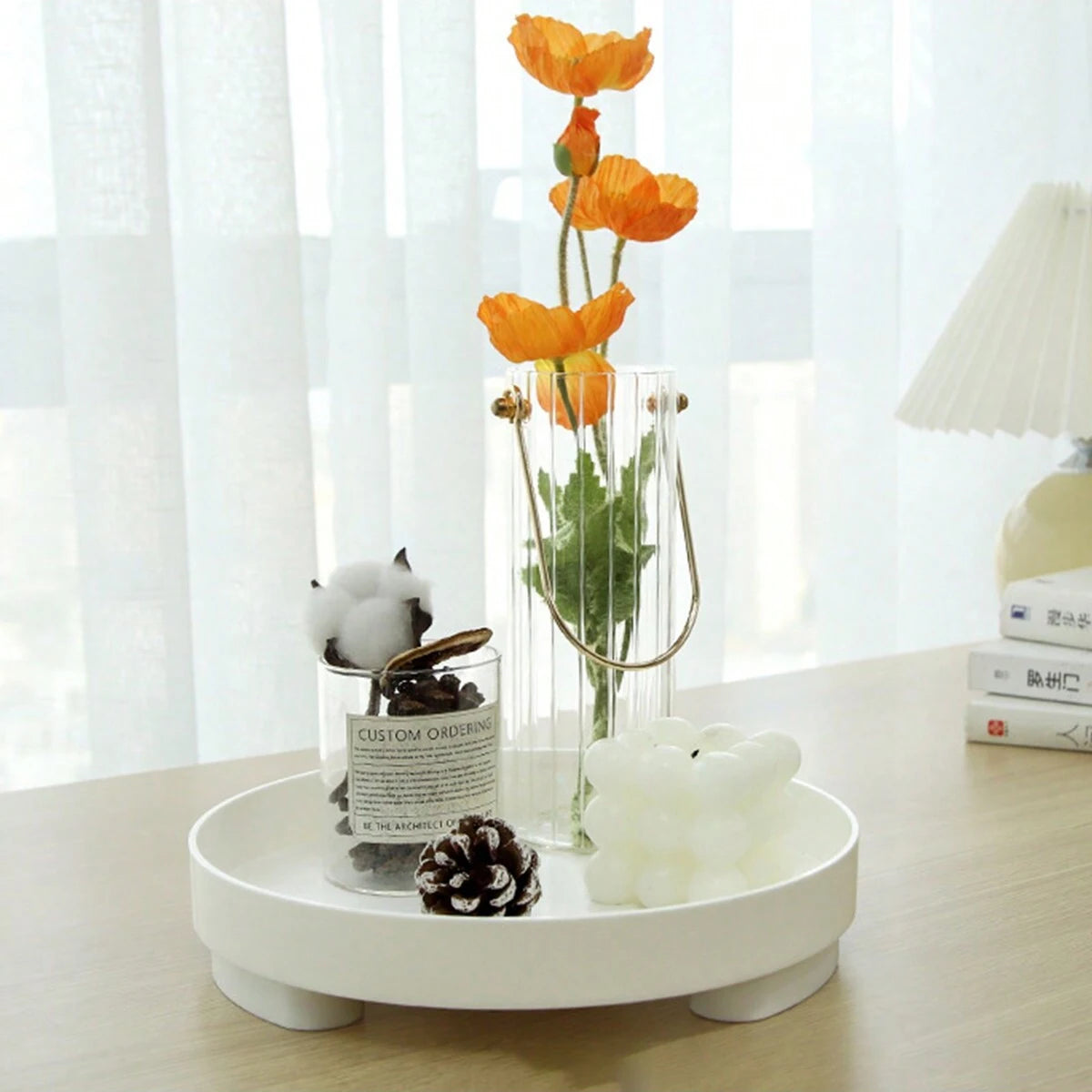 plateau rond blanc vases figurines fleurs séchées boule anneau moderneintérieur