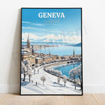 Un paysage d'hiver enneigé de la ville de Genève, en Suisse, avec des montagnes dans le fond, un lac, des bâtiments historiques et des arbres recouverts de neige.