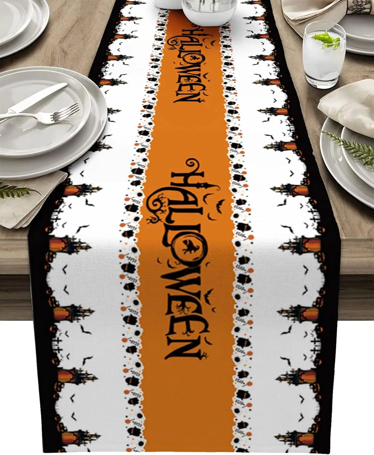 Une nappe de table halloween colorée avec des motifs noirs et orange, créant une ambiance festive pour une célébration d'Halloween.