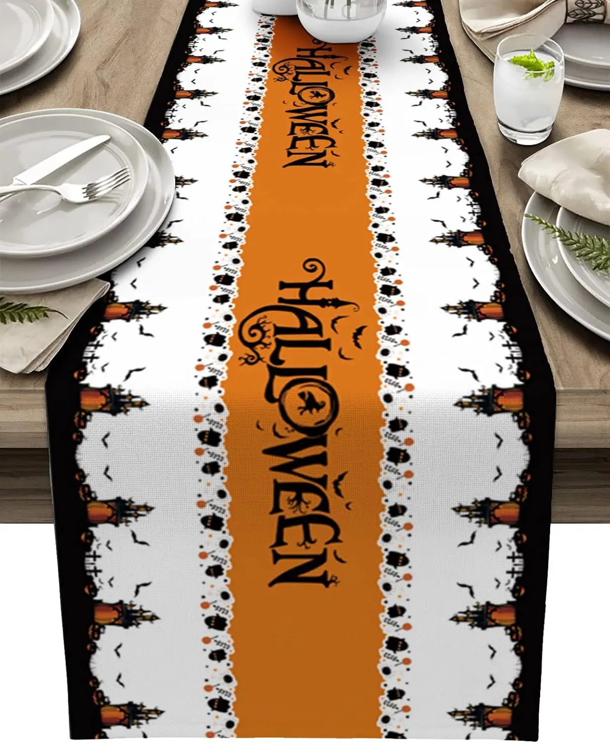 Une nappe de table halloween colorée avec des motifs noirs et orange, créant une ambiance festive pour une célébration d'Halloween.