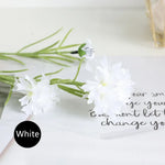 décoration intérieure bouquet fleurs artificielles bleu feuilles vertes moderne minimaliste