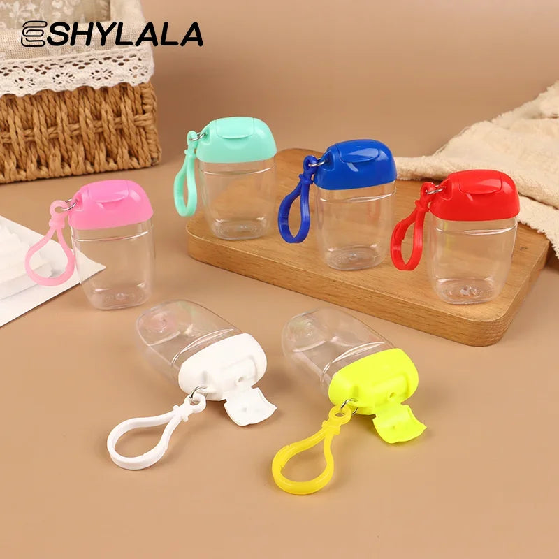 bouteilles rechargeables transparentes modernes couleurs variées anneaux fixation pratique distributeurs savon main cosmétiques alcool
