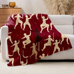 Couverture matelassée de couleur rouge bordeaux avec des silhouettes de personnes en blanc, créant un design abstrait et géométrique.