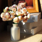 décoration intérieure moderne bouquet fleurs artificielles rose clair blanc violet