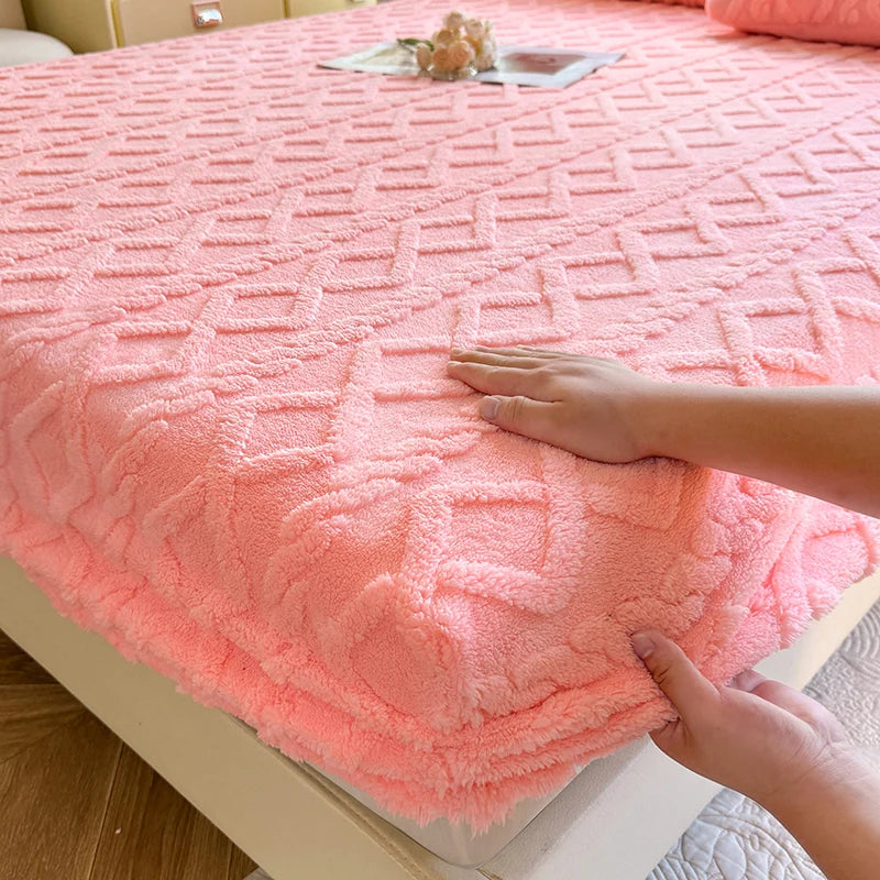 Une couverture pelucheuse et texturée dans une couleur rose vif, parfaite pour créer une ambiance chaleureuse et confortable dans une chambre.