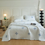 Détail de la broderie sur le couvre-lit en boutis