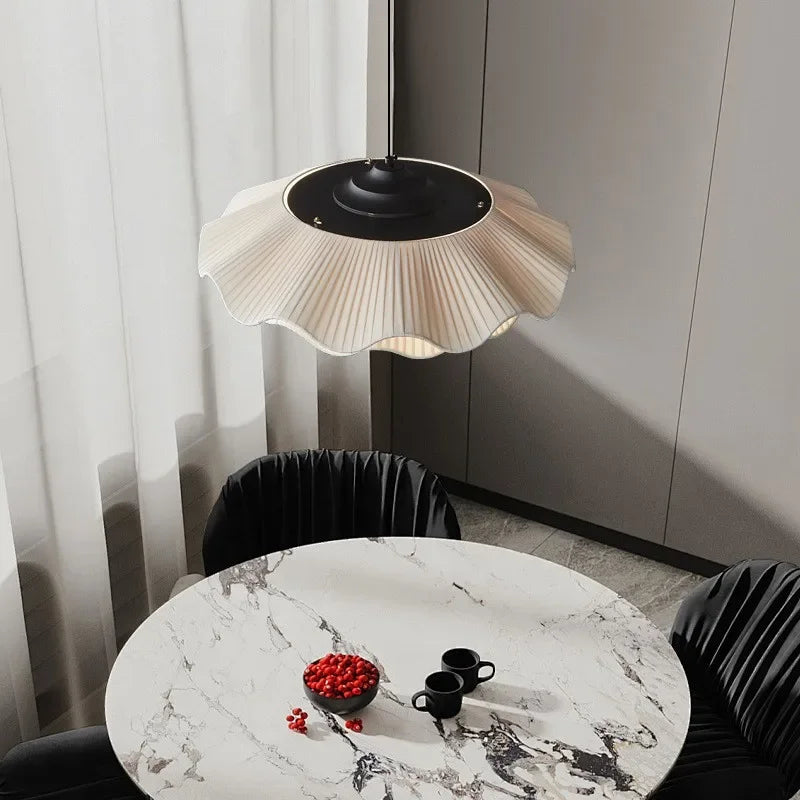 suspension lumineuse moderne plissée semi translucide beige clair élégante minimaliste chambre salon restaurant