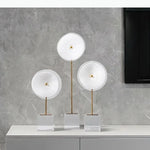 décoration moderne lampes sculpturales transparentes abatjours texturés base cube doré blanc chambre
