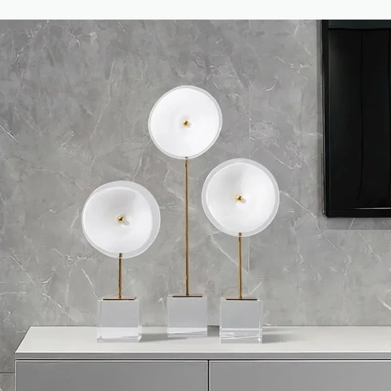 décoration moderne lampes sculpturales transparentes abatjours texturés base cube doré blanc chambre